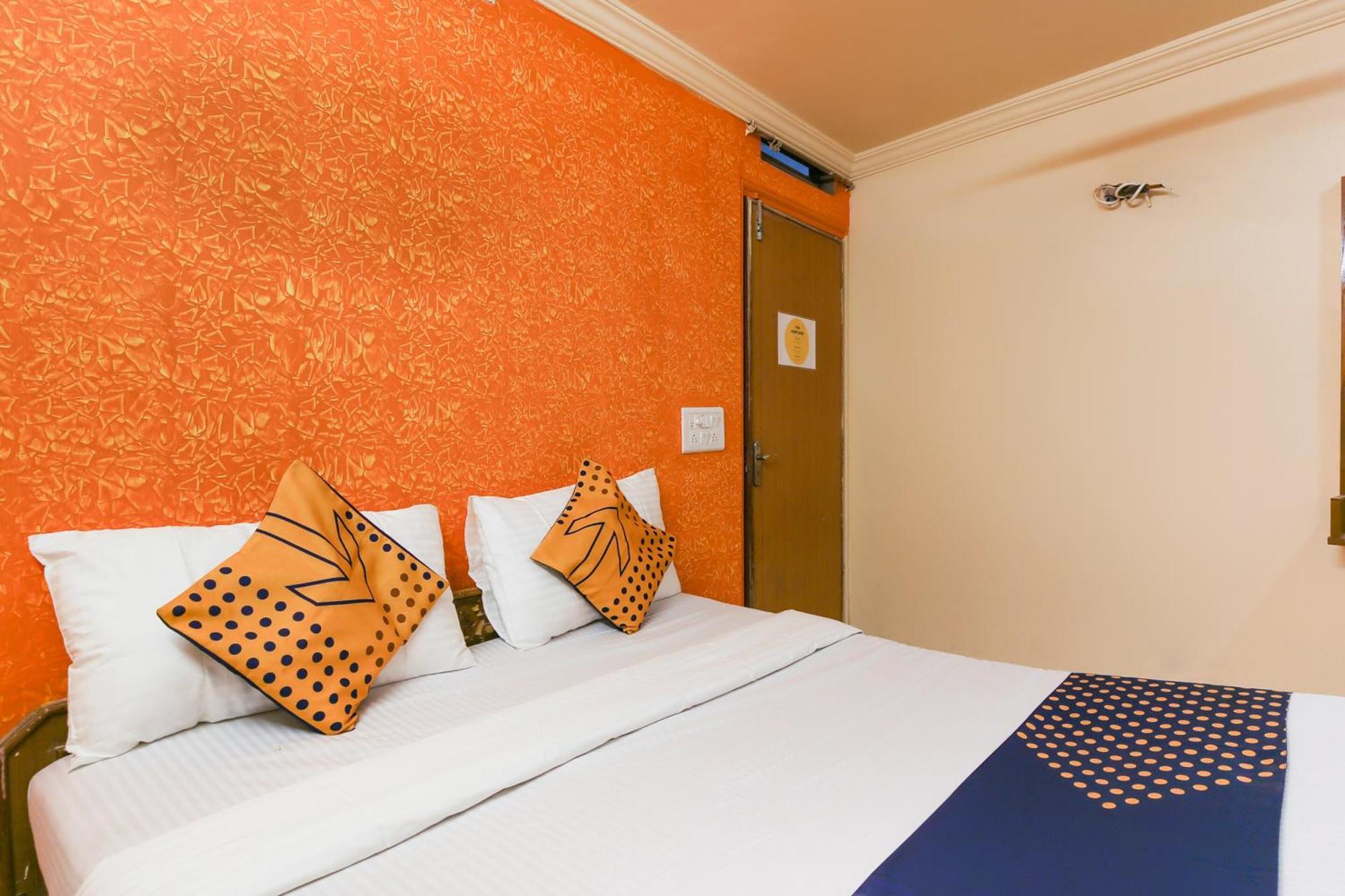 Hotel O Super Guest House Ахмедабад Экстерьер фото