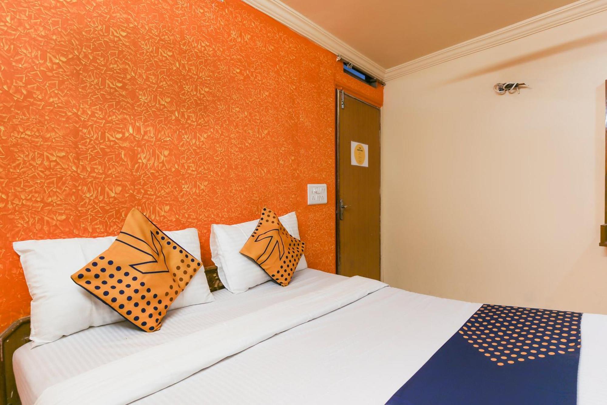 Hotel O Super Guest House Ахмедабад Экстерьер фото